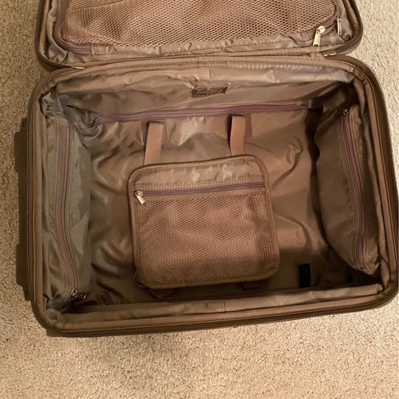 TravelPro Crew7 Light Brown 15 1/2W by 22L CARRY-ON MEDIUM LUGGAGE. - Picture 9 of 16